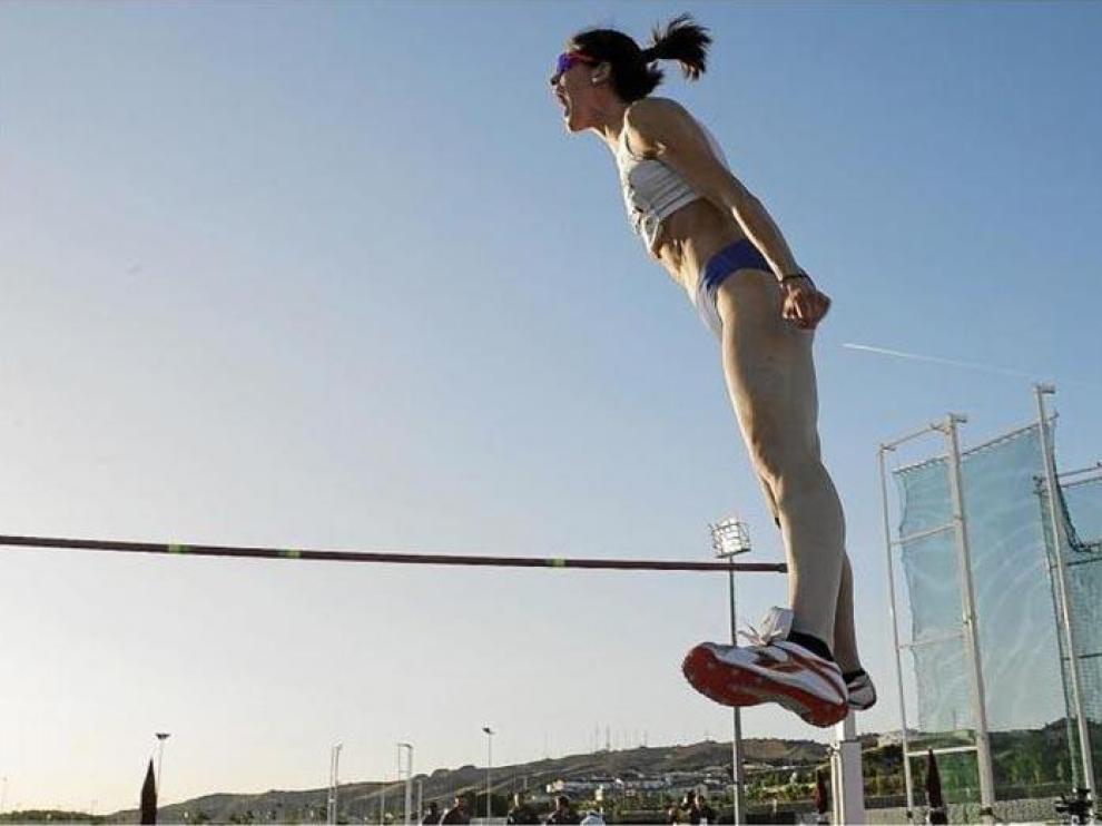 Ruth Beitia celebra su salto sobre 2.01, en el mitin de ayer en Zaragoza