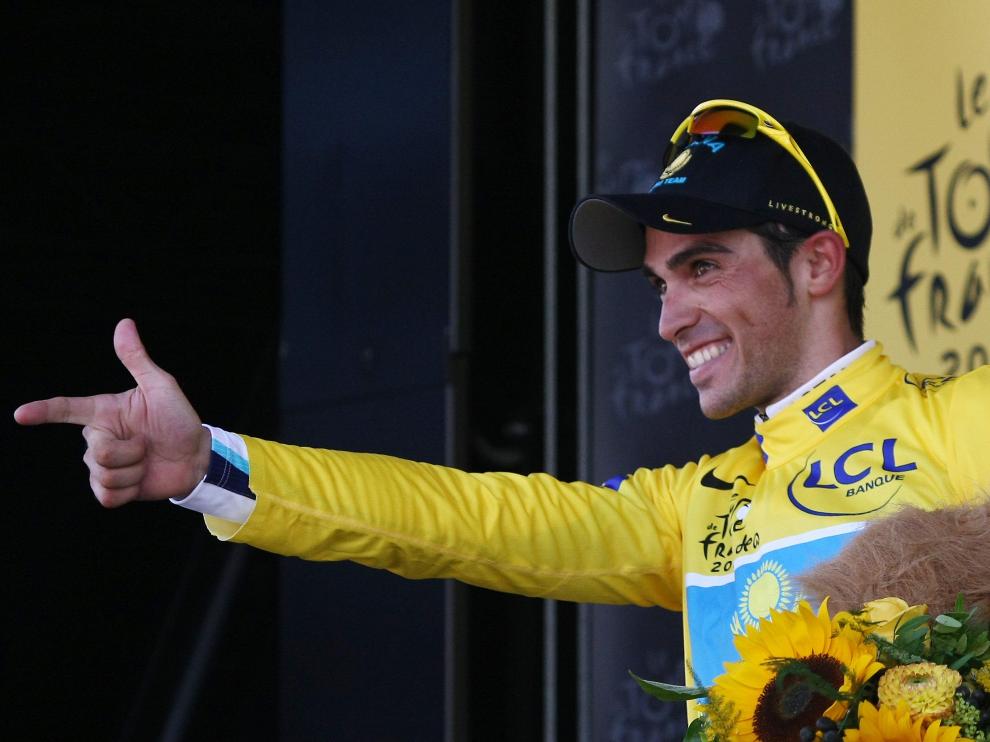 Alberto Contador vestido con el jersey de líder del Tour