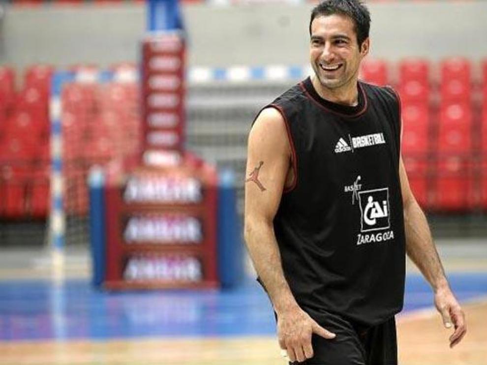 El alero argentino, durante un entrenamiento con el CAI Zaragoza.