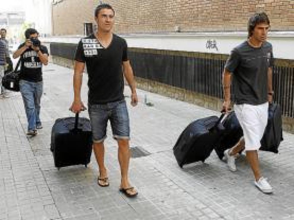 Gabi y Leo Ponzio, con el equipaje.
