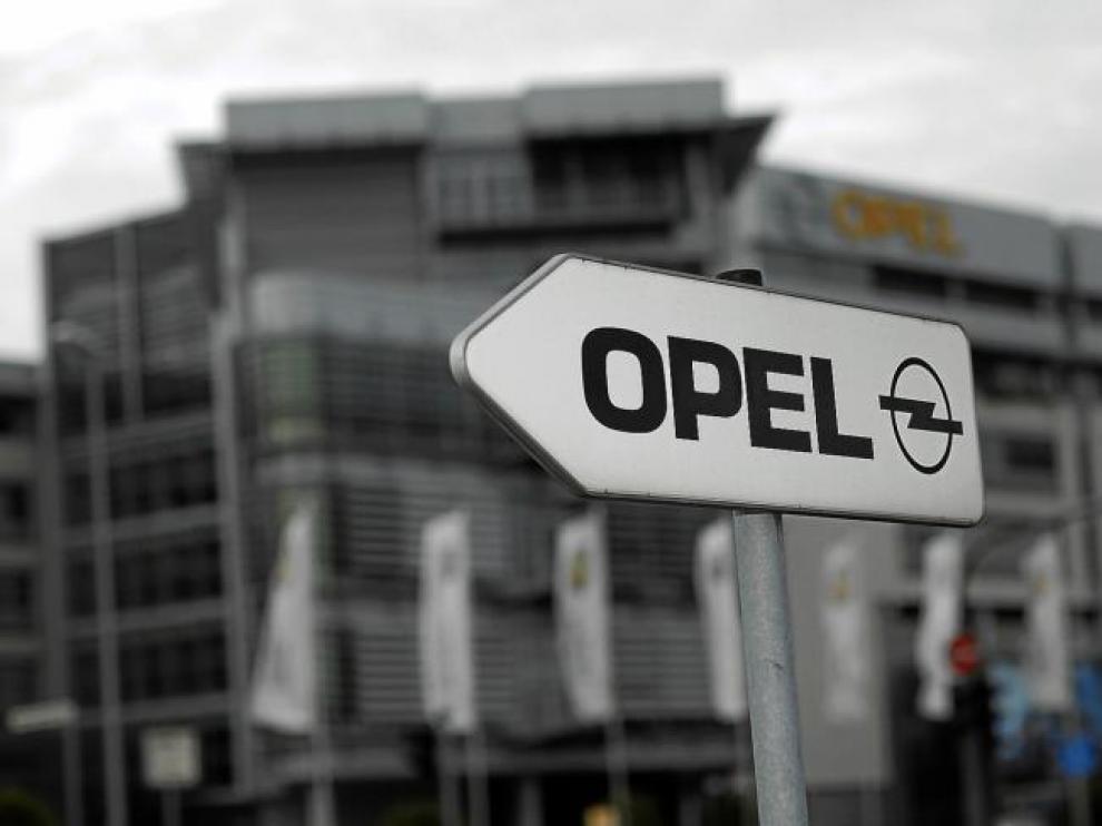 Un letrero de Opel, delante de la sede de la compañía en Rüsselsheim (Alemania).