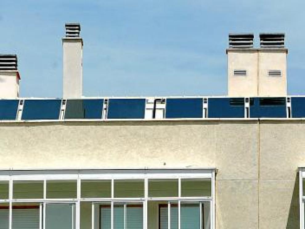Placas solares en un edificio de viviendas protegidas en Parque Goya.
