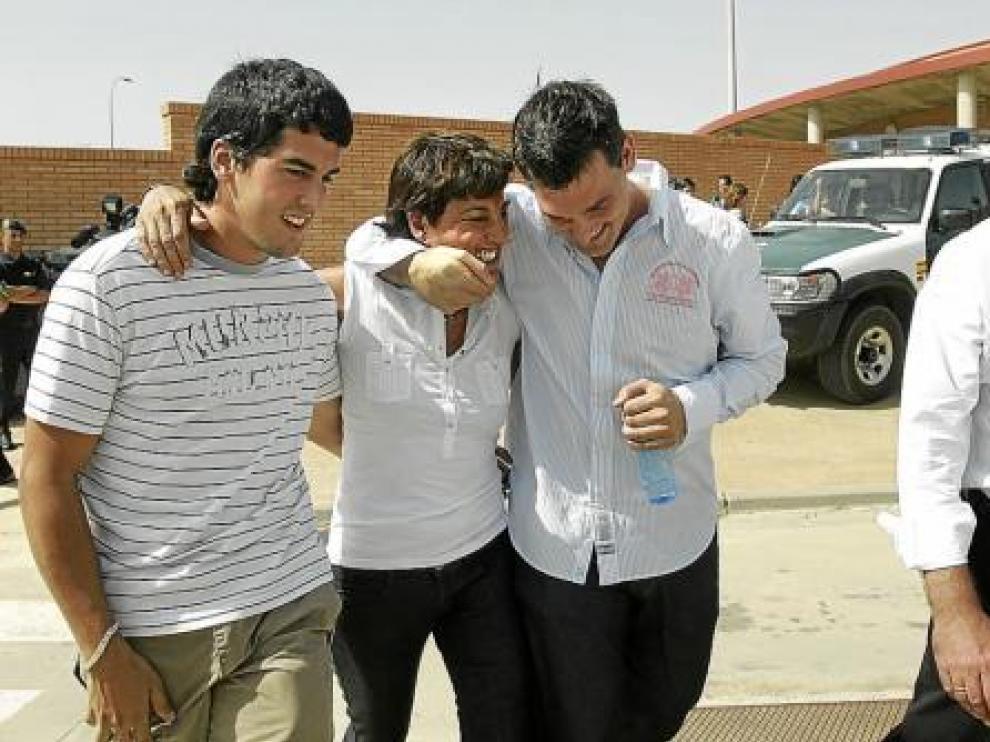 Los hijos de Mariví Pinilla abrazan a su madre, ante la mirada de su abogado, Javier Notivoli.