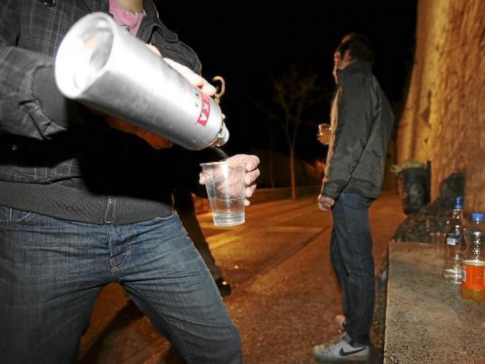 Un joven se prepara un cubata en la Cuesta de la Andaquilla, uno de los principales focos del botellón.