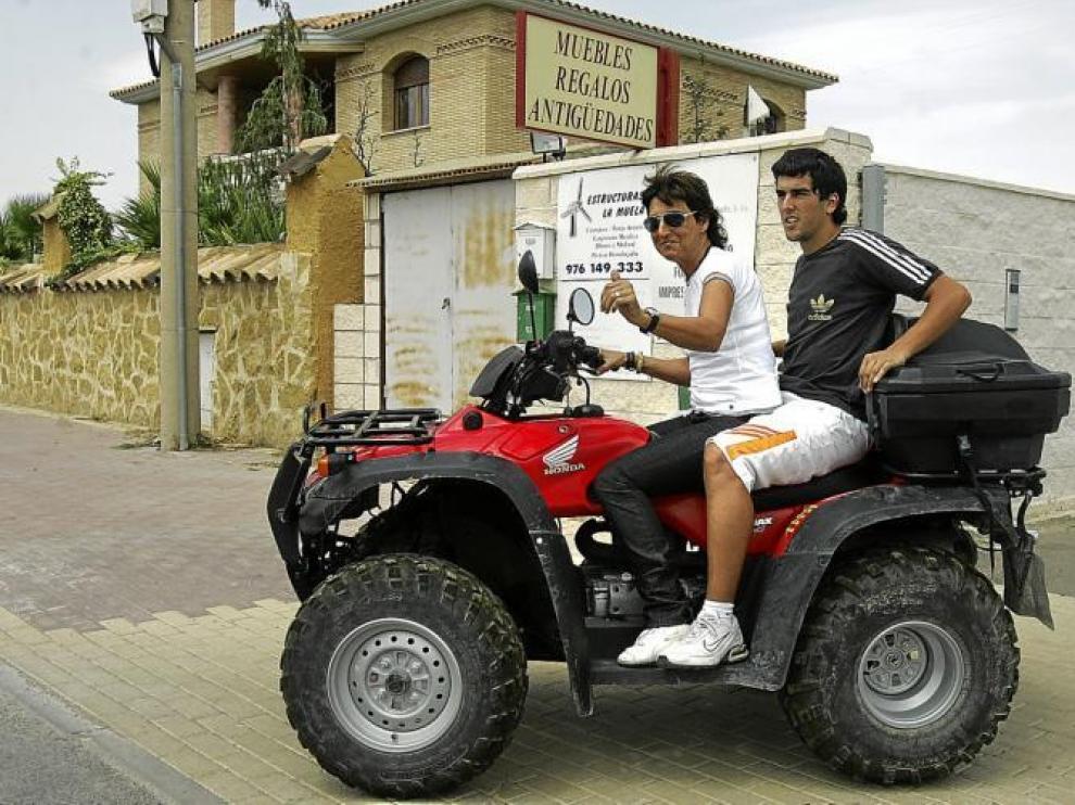 La alcaldesa de La Muela y uno de sus hijos salen en 'quad' de la vivienda familiar.