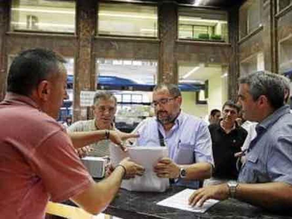 Varios vecinos del Actur entregaron ayer 6.000 firmas