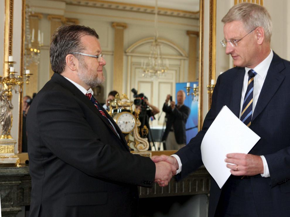 El ministro de Asuntos Exteriores islandés, Ossur Skarphedinsson (i) estrecha la mano de su homólogo sueco, Carl Bildt (d)