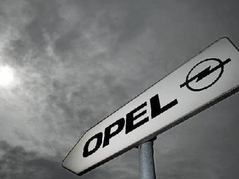 Señal de Opel en Rüsselsheim (Alemania), en un día nuboso