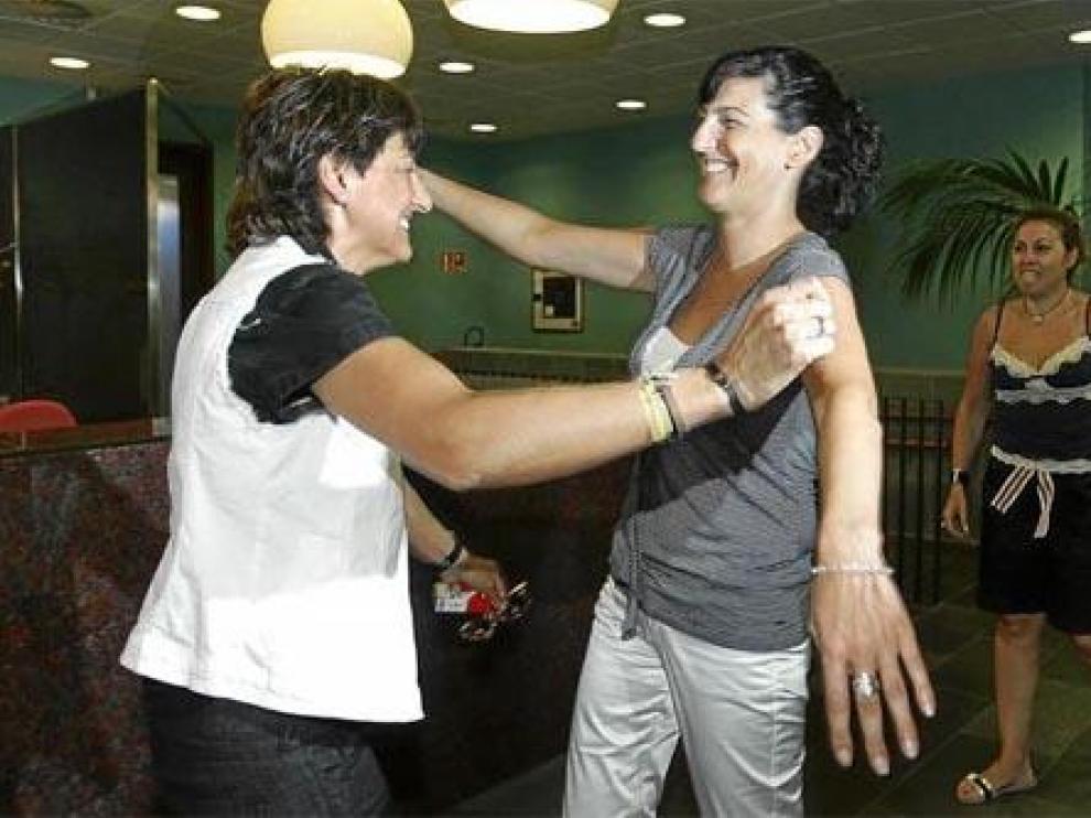 María Victoria Pinilla y Ana Cristina Mateo se abrazan en el recibidor del Ayuntamiento, donde fue saludada por trabajadores