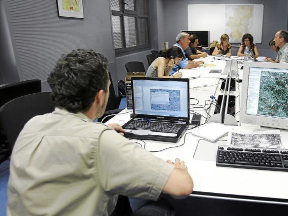 En la sala de crisis del 112 los técnicos analizan desde el pasado miércoles los distintos escenarios de las incendios y fijan estrategias.