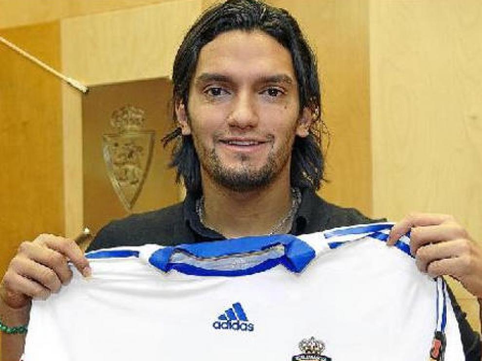 Abel Aguilar posa con la camiseta de su nuevo club en la sede del Real Zaragoza