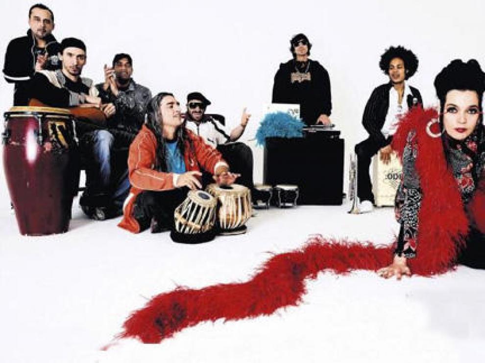 Marina, en primer término, en una imagen promocional de 'Aocaná', el último álbum de Ojos de Brujo