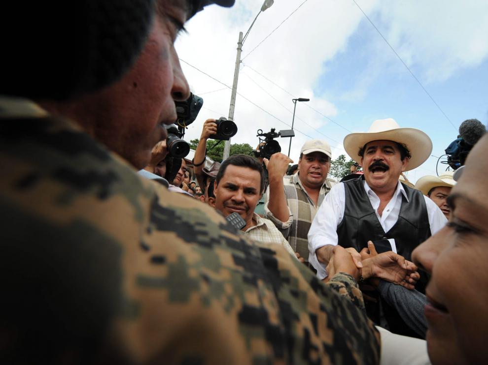 El depuesto presidente de Honduras, Manuel Zelaya, en la frontera de su país