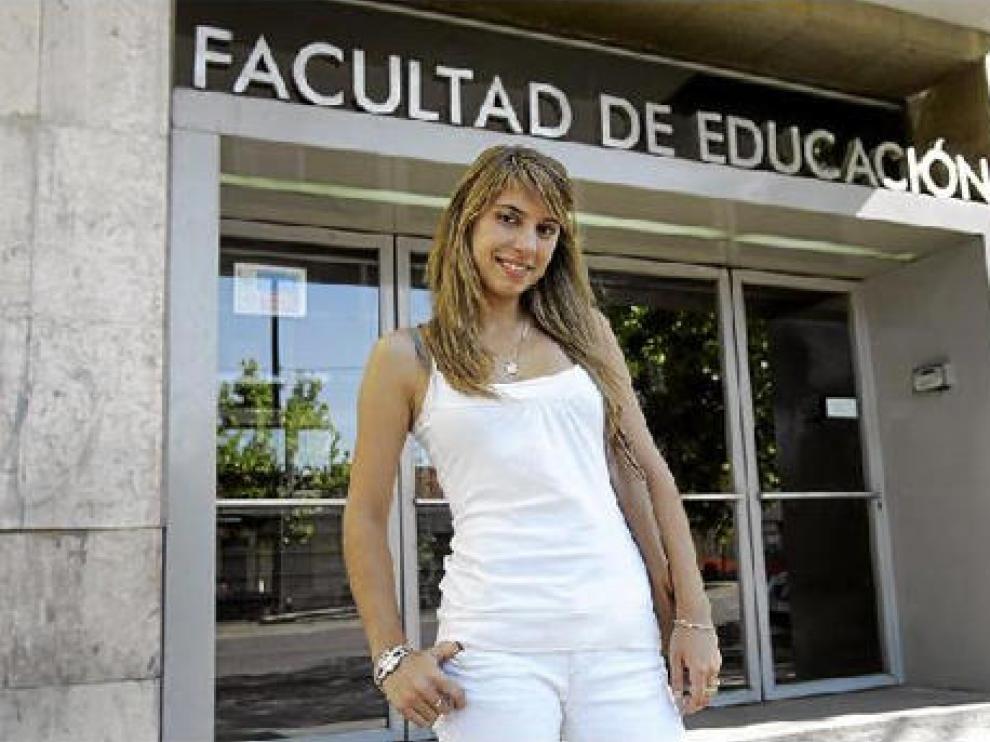Silvia Martínez frente a la facultad donde le gustaría ingresar. Su nota de corte no le permite formarse para ser profesora