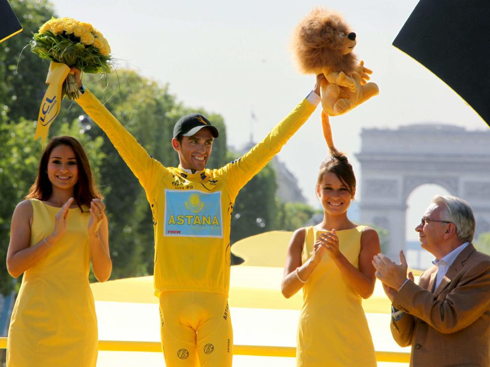 Contador celebra el triunfo en el podio de París