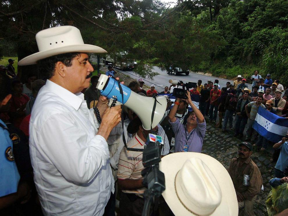 Zelaya se dirige a sus seguidores con un megáfono