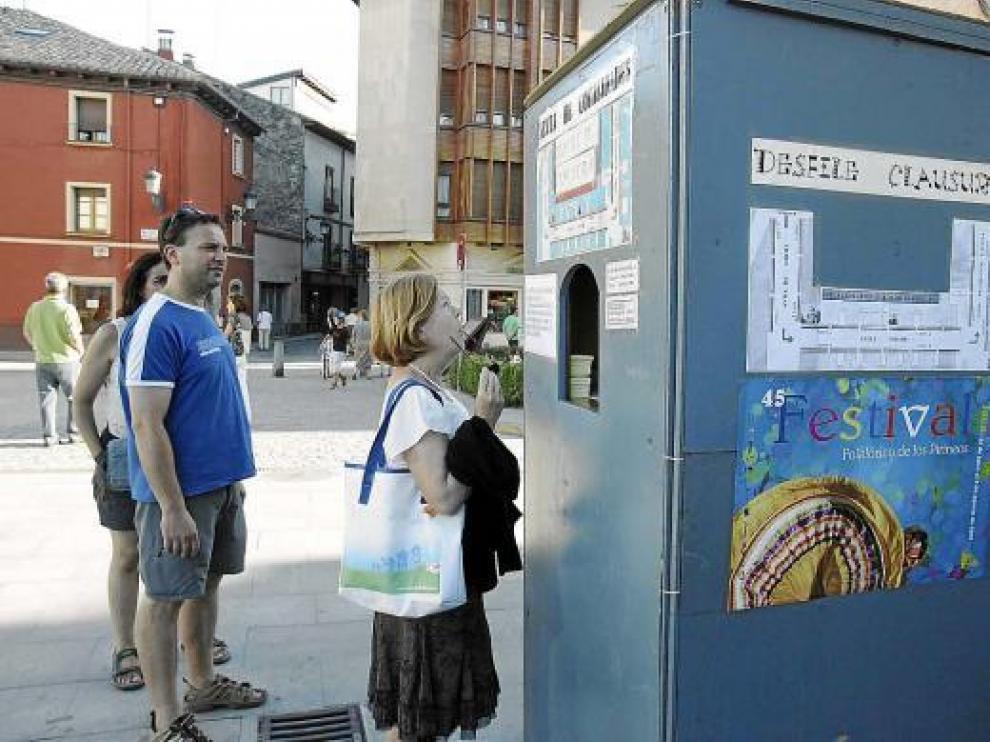 Varias personas se interesan por las entradas para el Festival de los Pirineos, ayer por la tarde.