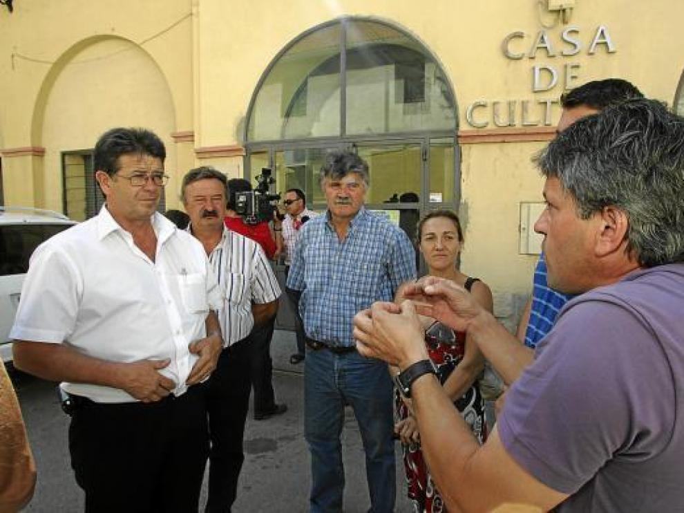 Los alcaldes, poco antes de entrar en la reunión de Utrillas.