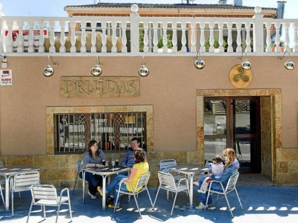 La terraza del bar Druidas de La Puebla de Alfindén es una de las afectadas por las nuevas tarifas.
