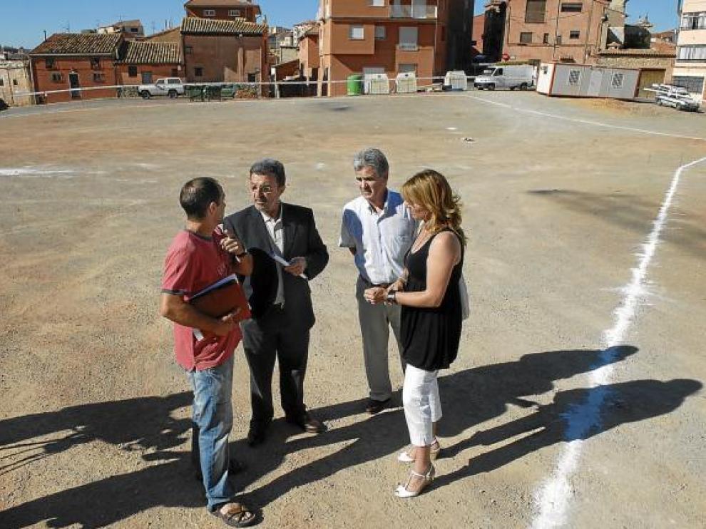 El alcalde -el segundo por la izquierda- firmó el acta del inicio de la obra.