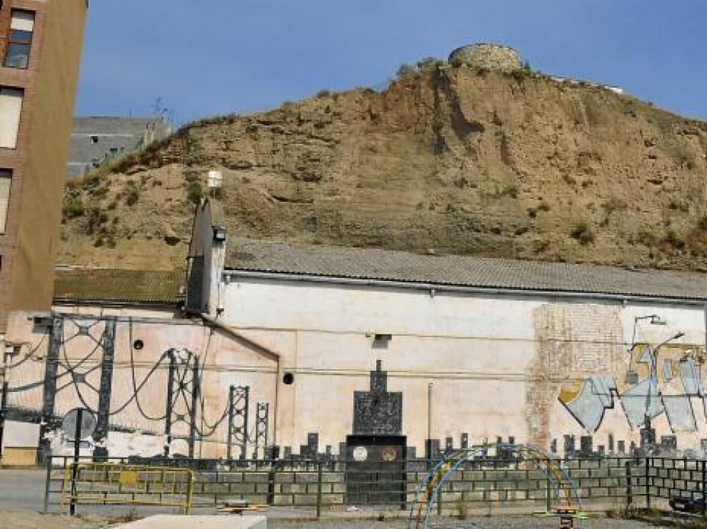 El desprendimiento de parte de la colina cayó en la parte trasera de la discoteca, de difícil acceso.