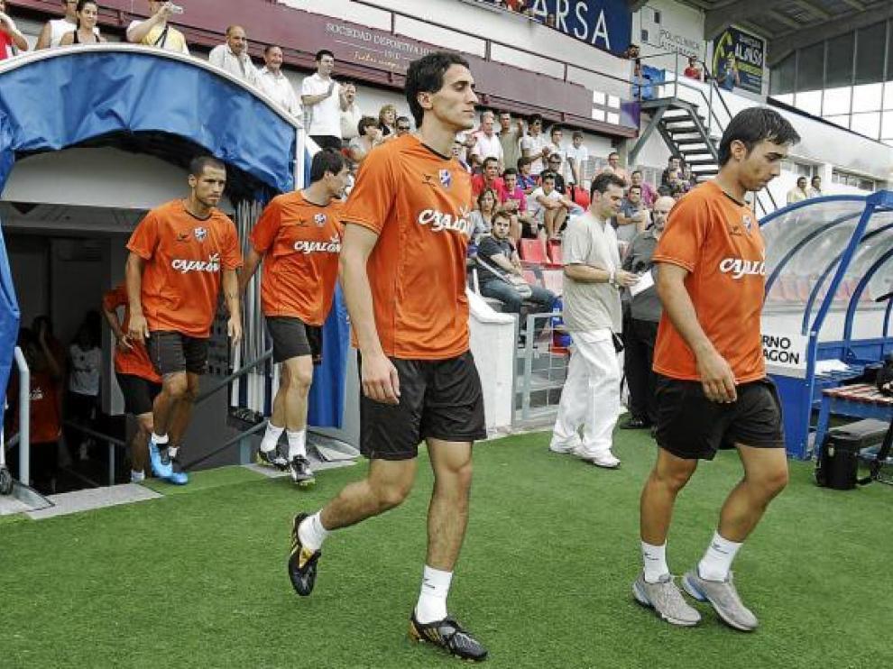 Los jugadores del Huesca saltan al campo de El Alcoraz para entrenarse.