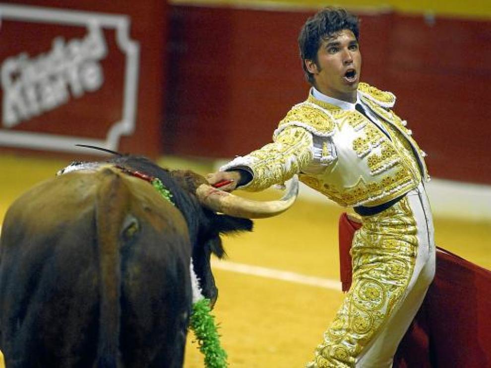 Cayetano Rivera se encara a uno de sus toros durante la reciente corrida de Atarfe (Granada).
