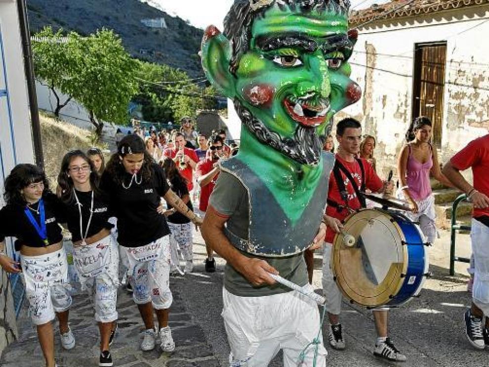 La charanga y los cabezudos recorrieron ayer por la tarde las calles de la localidad.