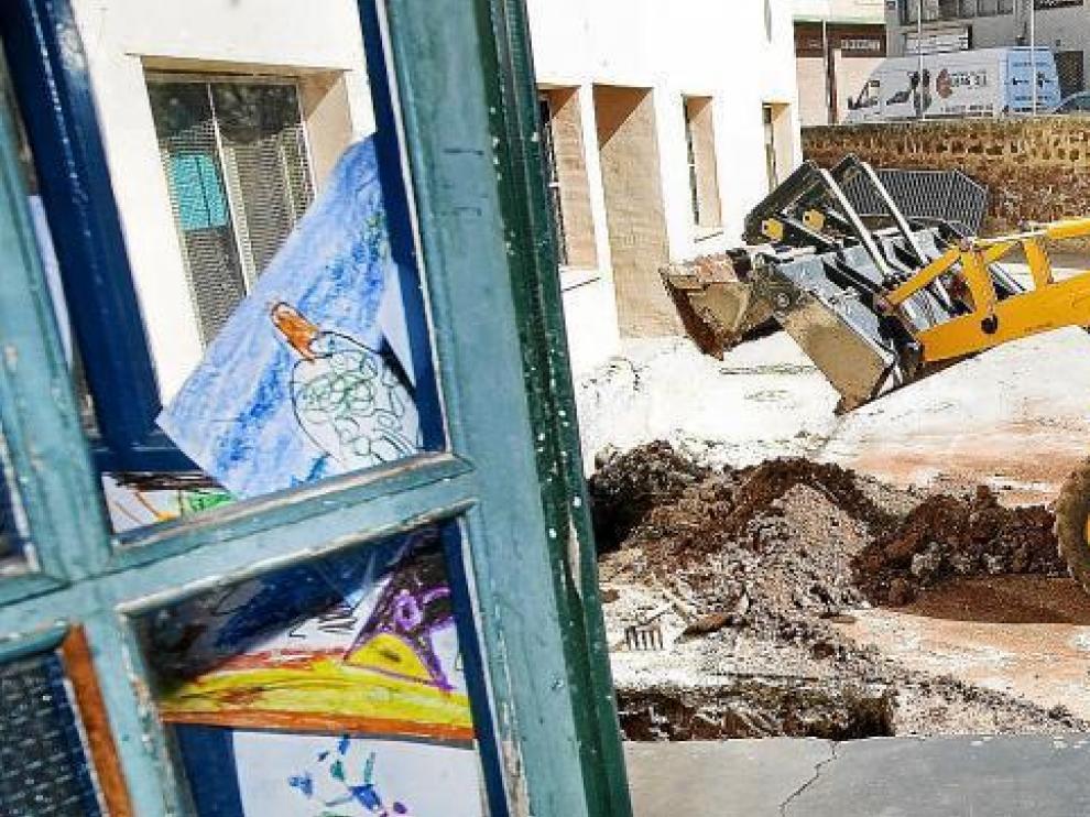 Una máquina retroexcavadora realizaba trabajos en el patio del colegio, la semana pasada.