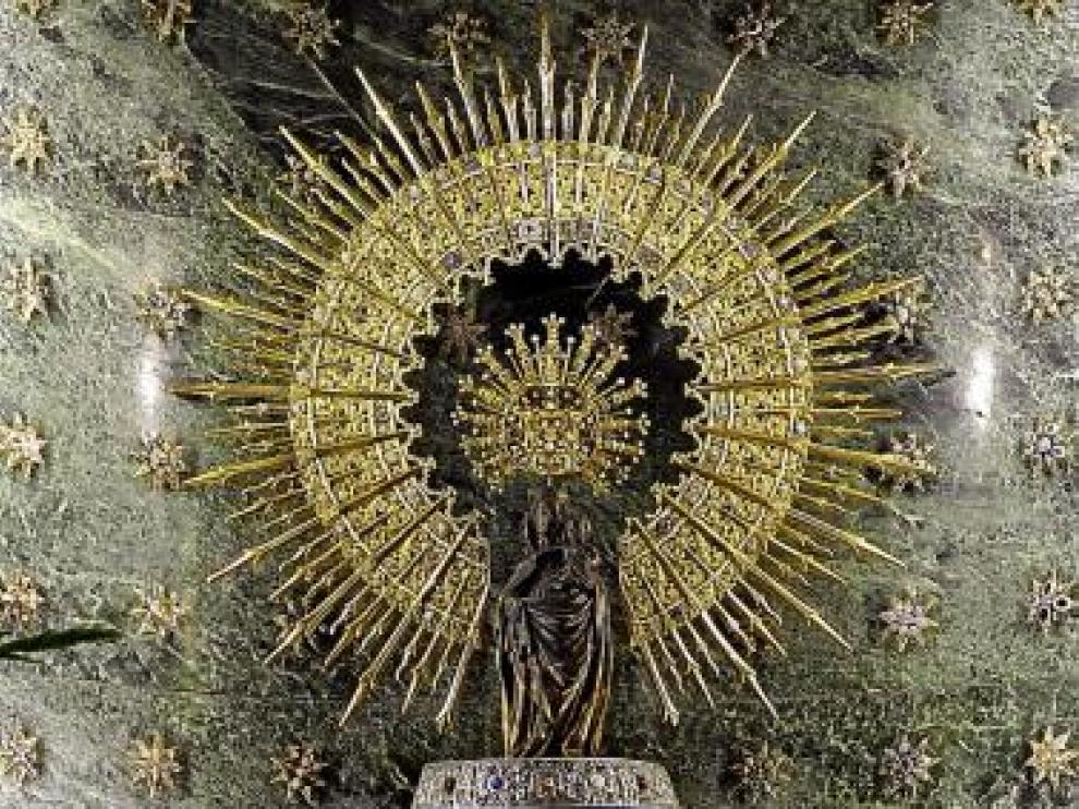 La Virgen del Pilar, ayer, con su manto de papiroflexia.