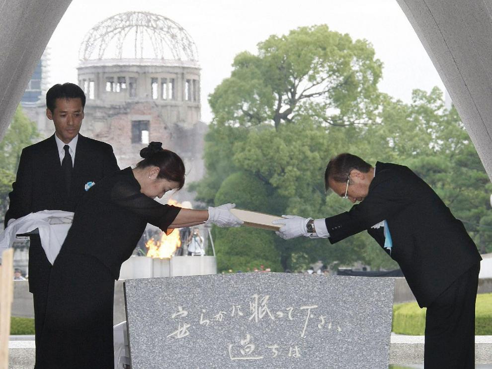 Homenaje a los fallecidos tras la explosión de la bomba nuclear
