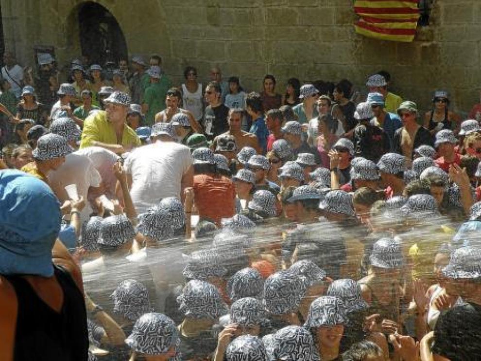 Tras el chupinazo, los vecinos de Valderrobres pudieron refrescarse con abundantes chorros de agua.