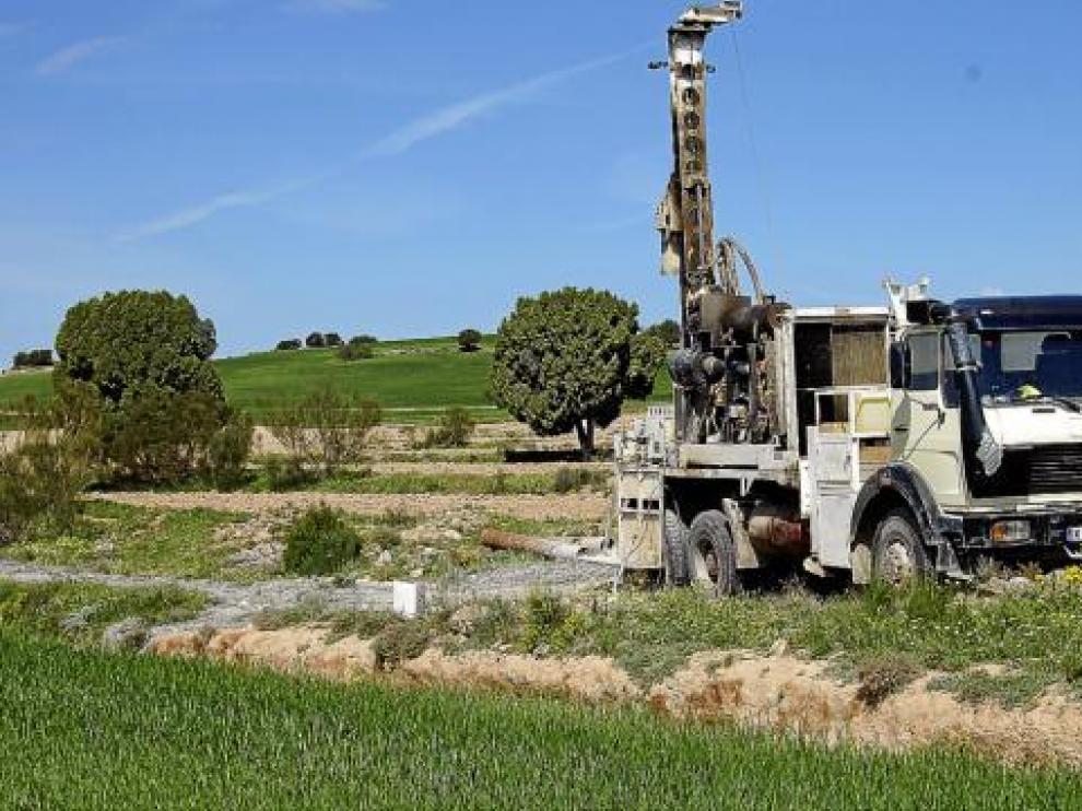 La empresa contratada en Farlete realiza una de las prospecciones, en el paraje de Artosas.