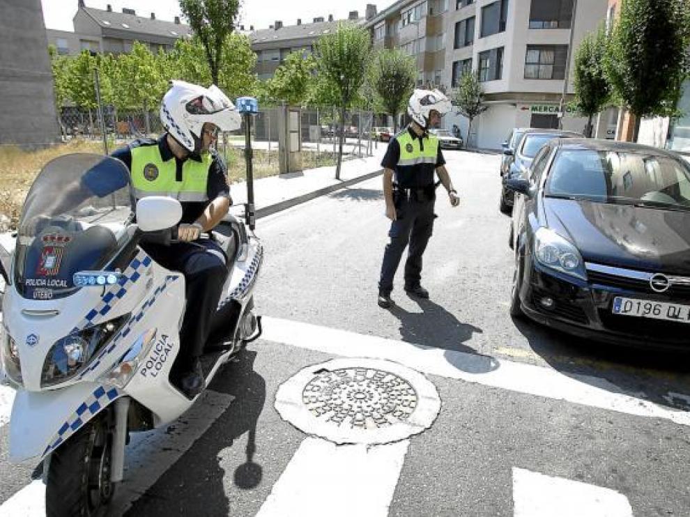 Dos agentes de la Policía Local de Utebo, ayer, durante una de sus patrullas por el casco urbano.
