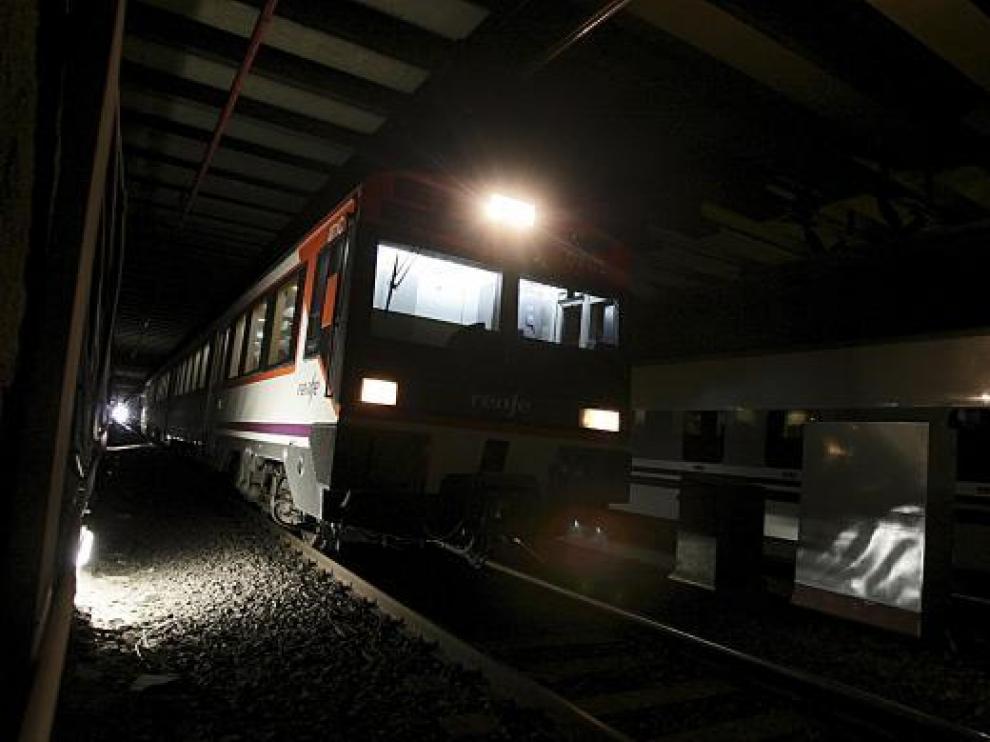 Los pasajeros tuvieron que caminar entre las vías para pasar del tren-hotel (derecha) al regional.