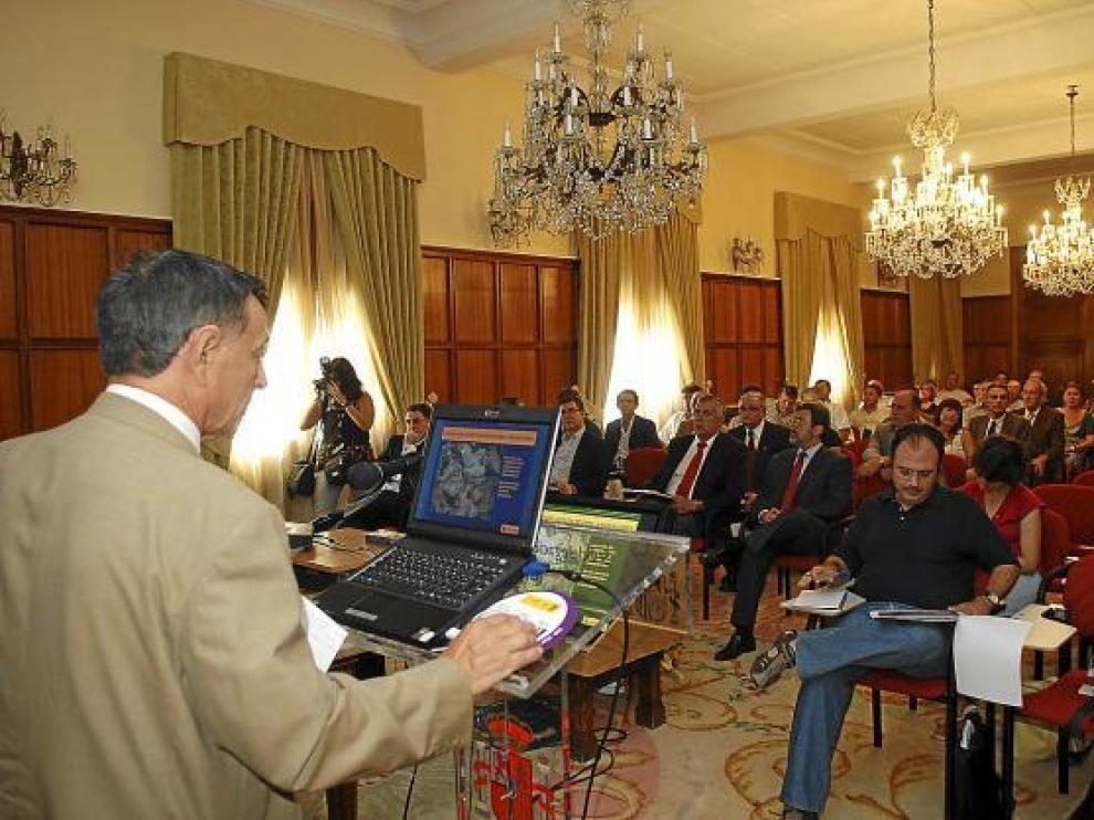 Aureliano López, director de Carreteras, explicó aspectos técnicos de la A-68 a los alcaldes.