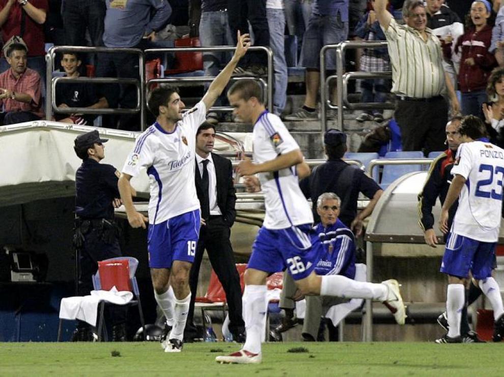 Arizmendi saluda a la grada, tras anotar el único gol del partido, ante la presencia del debutante Laguardia.