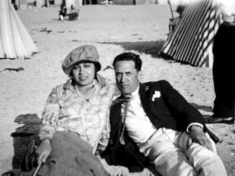 Soler y su compañera Lily en la playa, en los años 20.
