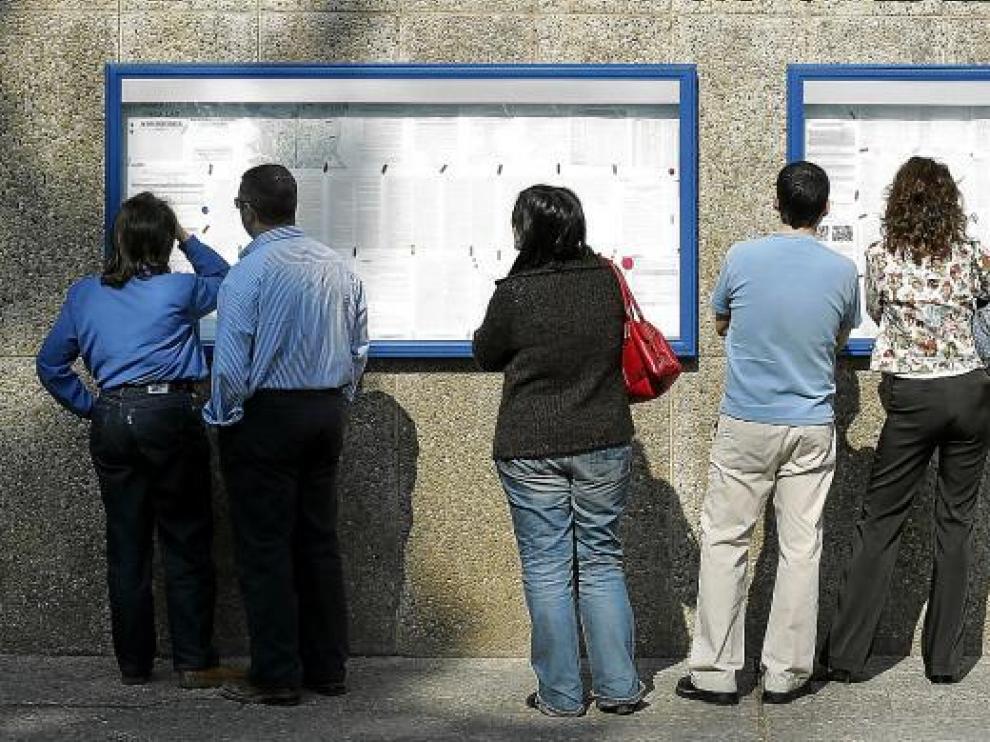 Unos padres consultan las listas de admitidos en uno de los centros donde se ha detectado fraudes.