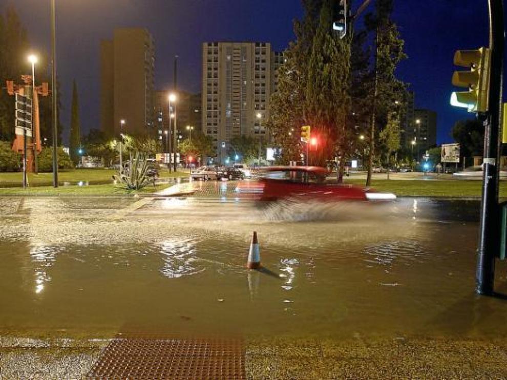El agua se acumuló abundantemente en la rotonda de Toulouse, al final de Isabel la Católica.