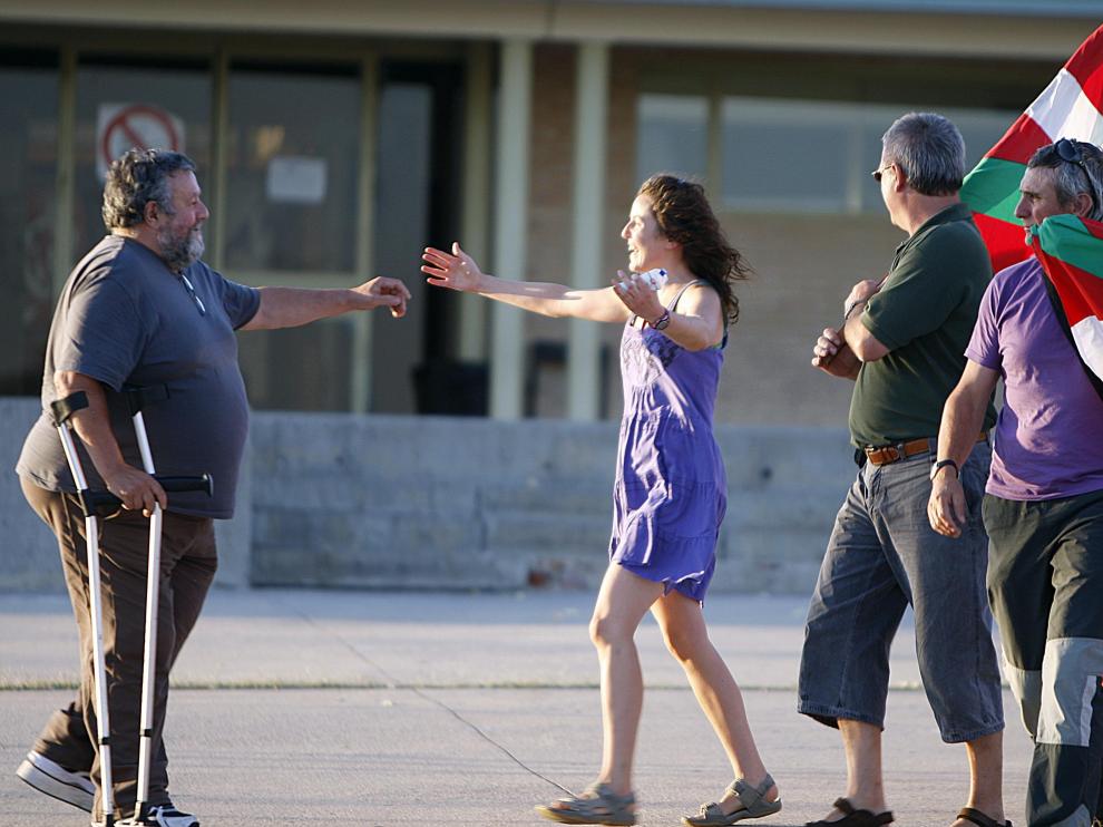 Foto de archivo de la etarra Maite Aranalde (c) recibida por familiares y amigos al abandonar la cárcel de Soto del Real