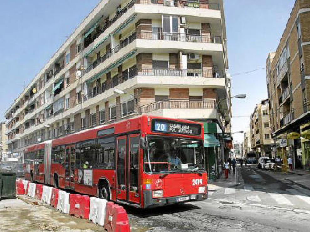 Las obras, en la imagen, se hacen para que el autobús pueda girar en este punto a la izquierda.