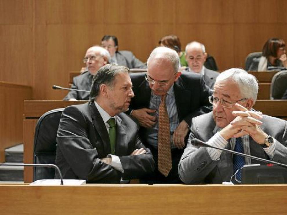 Iglesias, Larraz y Biel conversan en un pleno de las Cortes.