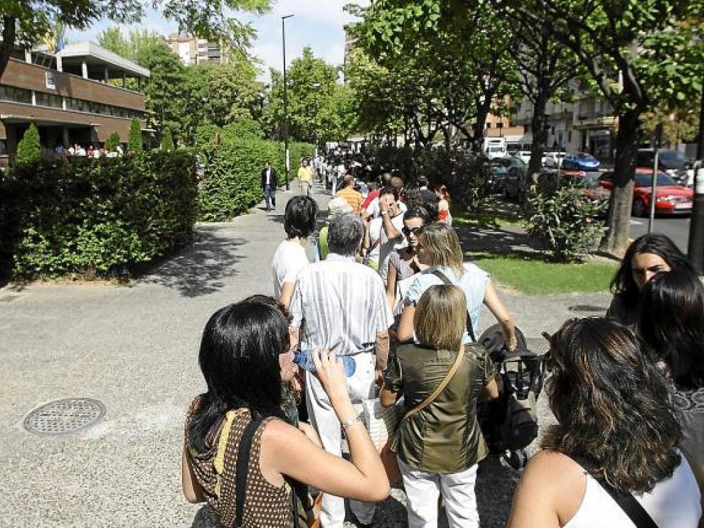 La fila empezaba en la puerta del Servicio Provincial (arriba a la izda.) y juntó a 400 docentes.