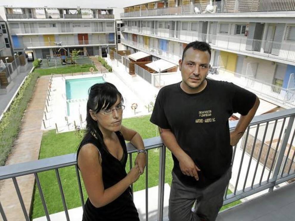 Rebeca Folgueira y Alberto Martínez, en la urbanización de Cadrete donde residen.