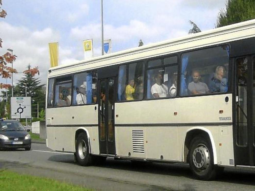 El autobús fue escoltado por dos vehículos de la Policía francesa hasta Canfranc.