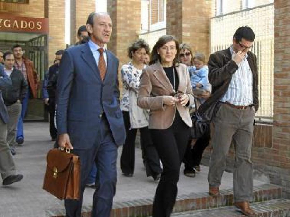 Ana Cristina Vera, a la derecha, junto a su letrado.