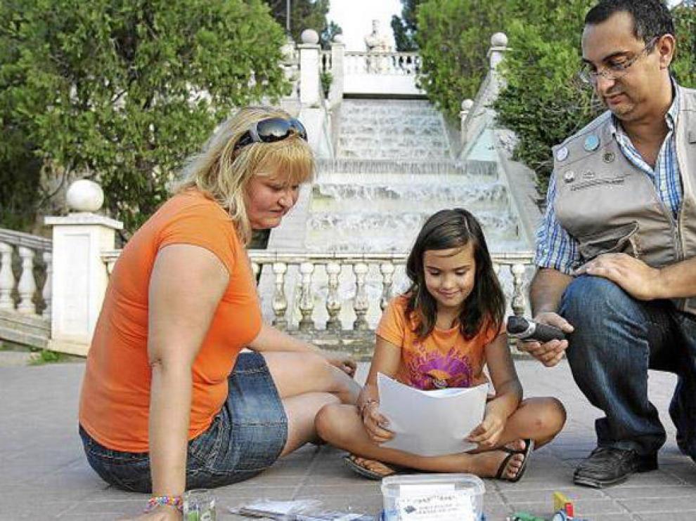 Jesús 'Candelas', su mujer Charo y su hija Marta, en el parque Grande de Zaragoza, donde han escondido su último tesoro.