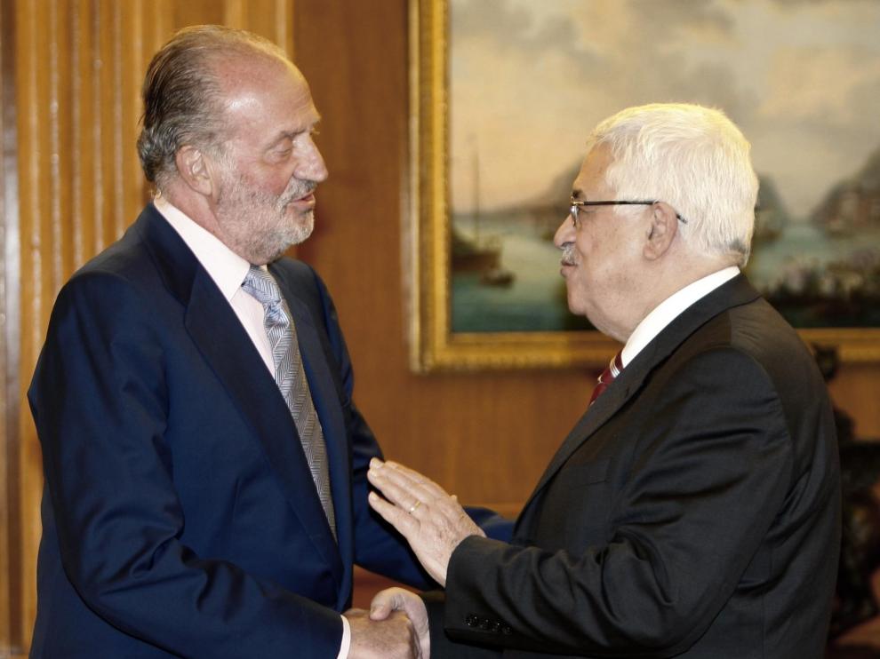 Don Juan Carlos junto al líder palestino