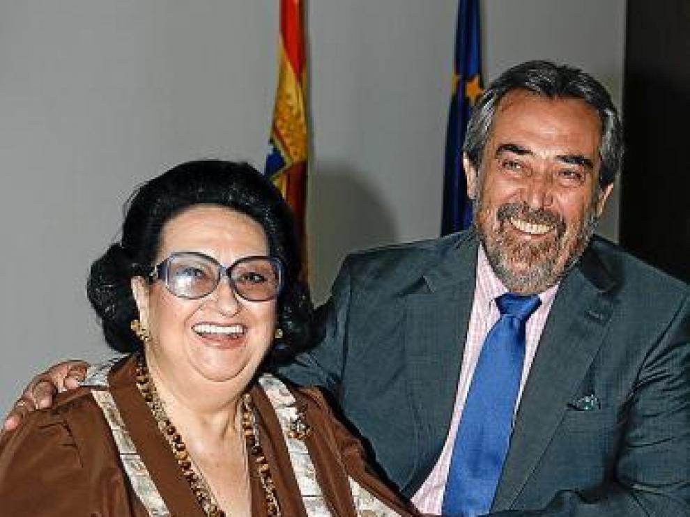 Montserrat Caballé, con el alcalde Belloch, ayer por la mañana.